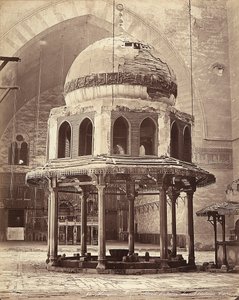 De fontein van de ablutie, in de moskee van Sultan Hassan, in Caïro, Egypte