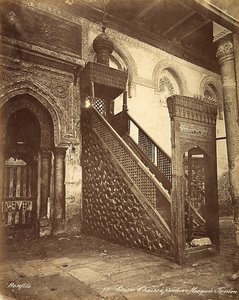 De minbad, antieke houten stoel, gehuisvest in de Moskee van Ibn Tulun in Caïro, Egypte door Félix Bonfils