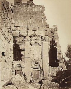 De propyleeën van de Tempel van Jupiter of de Tempel van de Zon, in de archeologische zone van Heliopolis of Baalbek, oude Syrische stad, nu Libanon