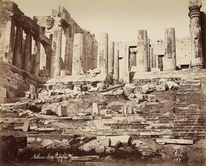 De propyleeën van de Akropolis in Athene
