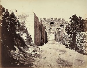 Uitzicht op een deel van de stadsmuren en het huis van Sint-Anna, in Jeruzalem door Félix Bonfils