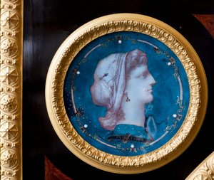 Detail van een meubelstuk versierd met het wapen van de familie Brignole Sale door ebenist Guillaume Grohe (1808-1885) naar een tekening van Felix Duban (1798-1870). Appartementen van Maria Brignole Sale De Ferrari, Hertogin van Galliera (1811-1888) door Felix Louis Jacques Duban