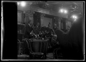 Contrabassist van een Weens lid van een filharmonisch orkest door Ferdinand Schmutzer