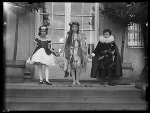 Kinderen van Ferdinand in vrouwenpak