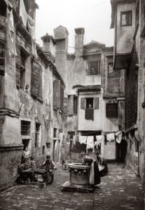 Een binnenplaats omringd door gebouwen in Venetië, c.1880