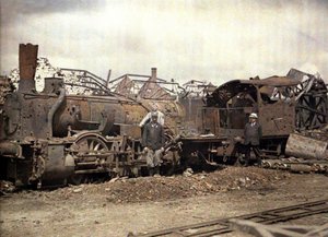 Uitgebrande locomotief en spoorwegwagen voor de ruïnes van de zwaar beschadigde Vauxrot distilleerderij, Cuffies, Aisne, Frankrijk, 1917