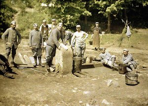 Groep Franse soldaten die de was doen bij een put, Soissons, Aisne, 1917