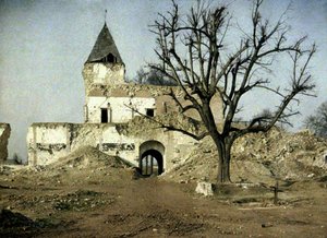 Zwaar beschadigd kasteel, en de boom waar Napoleon III ooit rustte, Ham, Somme, Frankrijk, 1917