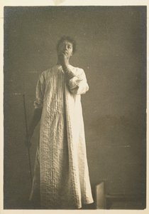 Vrouw in overhemd, hand voor de mond door Fernand Khnopff