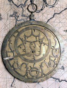 Vlaamse astrolabium (Leuven) uit de 16e eeuw. Museo del Castello, Milaan door Flemish School