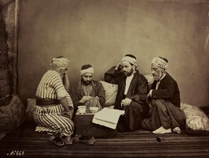 Album Damas et Baalbek: Een groep Syriërs zittend rond een tafel door Félix Bonfils