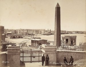 Alexandrië, Egypte: de Obelisk van Cleopatra, met vier mannen die poseren voor de foto door Félix Bonfils