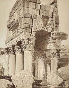 Detail van de pronaos van de Tempel van Bacchus, in de archeologische zone van Heliopolis of Baalbek, oude Syrische stad, nu Libanon