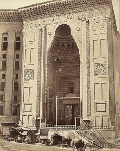 Deur van de moskee van de Sultan Hassan, in Caïro, Egypte door Félix Bonfils