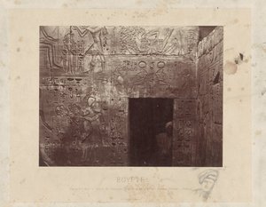 Man in een deuropening in de tempel van Ramses III in Egypte door Félix Bonfils