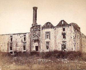 De Basiliek van St. Jan, omgebouwd tot een moskee in 1330, in Efeze, Turkije door Félix Bonfils