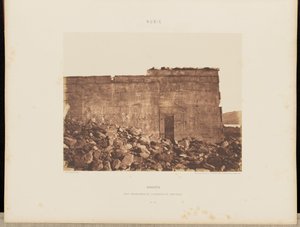 Dandoûr. Zuidelijke muur van de buitenkant van het heiligdom door Félix Teynard