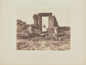 Karnak (Thebe). Eerste pyloon - Ruïnes van de poort en de kolossen, gezien vanaf punt E