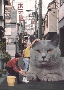 Kinderen wassen een gigantische kat in de straten van Tokio