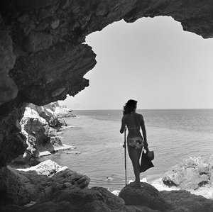 Bader op de klif kijkt neer op de zee bij het dorp Aspra, bij Palermo, Sicilië, ca 1950 (z/w foto) door Fosco Maraini