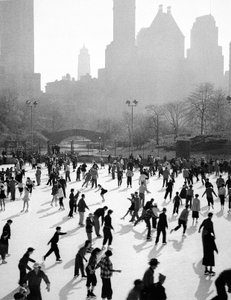 Schaatsen in New York door Fosco Maraini
