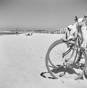 Uitzicht op een strand in Sicilië door Fosco Maraini