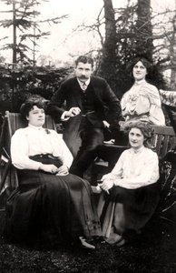 Zena 1887-1975 en Phyllis Dare 1890-1975, Engelse actrices, met hun ouders, 1906