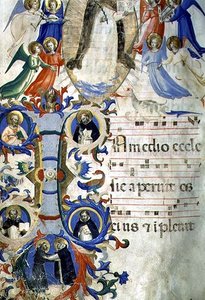 Ms 558 f.67v St. Dominic omringd door muzikale engelen boven een gehistorieerde initiaal I die (met de klok mee) SS. Augustinus, Ambrosius, Petrus Martyr, Gregorius en Hiëronymus afbeeldt, uit een Graduale, vroege 1430s door Fra Angelico