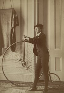 Binnen in het huis met een Penny Farthing-fiets, ca. 1890 (sepia foto)