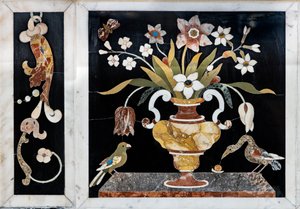 Het hoofdaltaar, uitgerust met twee tafels, bekroond door een grandioos marmeren tabernakel door Francesco Antonio Corbarelli