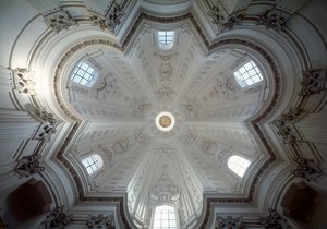 Interieur van de koepel van de kerk van St. Ivo alla Sapienza door Francesco Borromini
