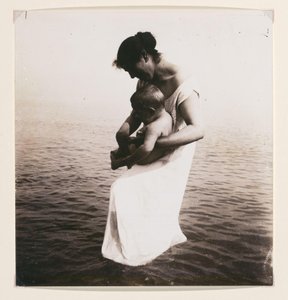 Montage van vrouw met baby en zee op de achtergrond