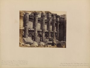 Baalbek - De noordelijke muur van het interieur van de Tempel van Jupiter, met de gecanneleerde zuilen