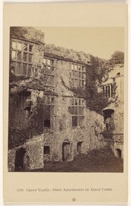 Carew Castle - staatsvertrekken op de binnenplaats door Francis Bedford