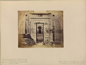 Edfû - Uitzicht door de Grote Poort naar de Grote Hof van de Tempel van Edfû