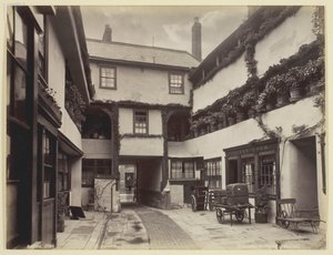 Gloucester, Binnenplaats van New Inn, 1860-1894 door Francis Bedford