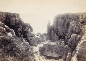 [Rotsachtige inham met zeegezicht], 1870s door Francis Bedford