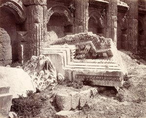 Gebeeldhouwde overblijfselen in de Tempel van Jupiter, Baalbek door Francis Bedford