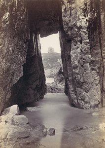 Uitzicht door rotsen op toren op heuvel, 1870s door Francis Bedford
