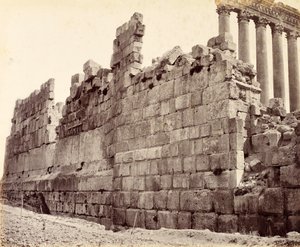 Westelijke uiteinde van de buitenmuur van de Tempel van de Zon, Baalbek door Francis Bedford