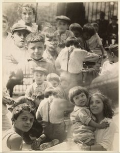 [Fotomontage van kinderen]. door Francis Bruguière