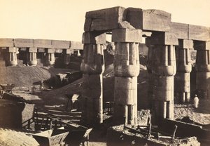 "Egypte en Palestina": zuilengang van de binnenplaats van het festival van Amenhotep III in de tempel van Luxor (El-Uqsor), Egypte door Francis Frith