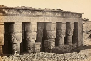"Egypte en Palestina": gevel van de pronaos van de tempel uit de Romeinse tijd gewijd aan de godin Hathor in Dandara, Opper-Egypte door Francis Frith