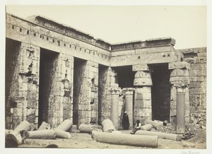 Binnenplaats van Medinet Habbo, Thebe, 1857 door Francis Frith