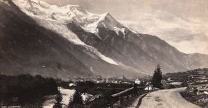 Panoramisch uitzicht op Chamonix-Mont Blanc, in Frankrijk door Francis Frith