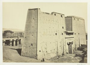 De Grote Pylon bij Edfou, Opper-Egypte, 1857 door Francis Frith