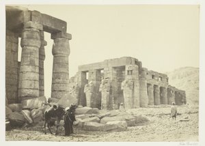 Het Memnonium, Thebe, vanaf de vlakte door Francis Frith