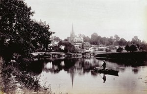 De stad Ross-On-Wye, gezien vanaf een oever van de rivier. Op de voorgrond een man staand op een roeiboot door Francis Frith