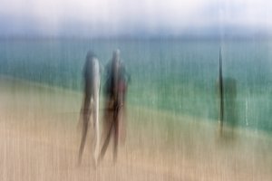 Vage figuren op het strand