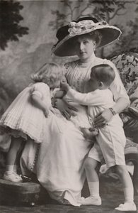 Koningin Victoria van Spanje met Prins Alfonso, Prinses Maria Christina en Prinses Beatrice, 1911 door Frank Arthur Swaine